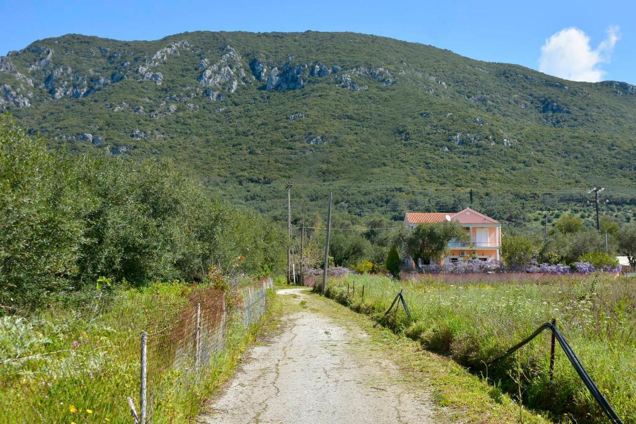 Maria Apartment Agios Matthaios  Exterior photo